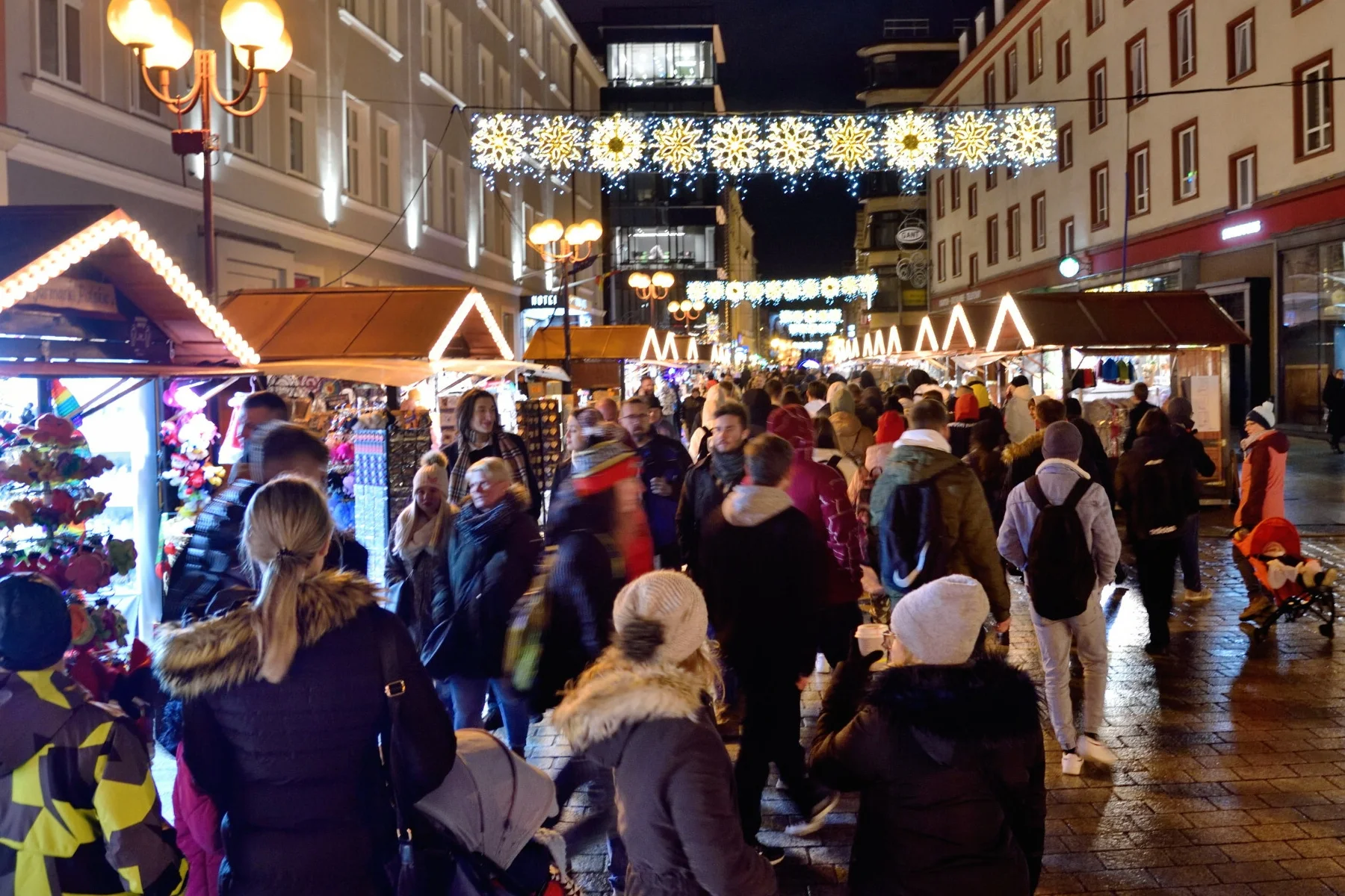 Polacy na jarmarku świątecznym