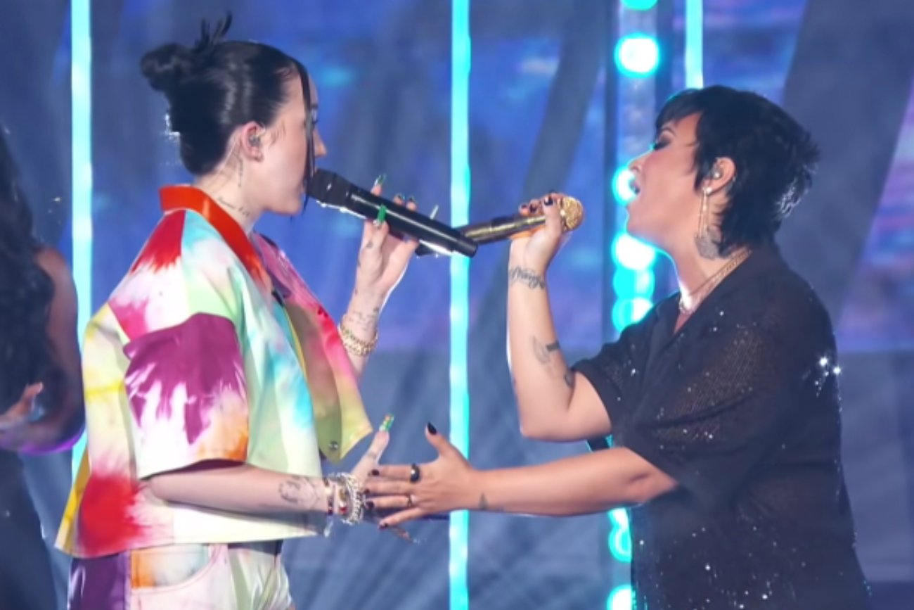 Siostra Miley Cyrus i Demi Lovato są parą? Przyłapano je na spacerze za rękę