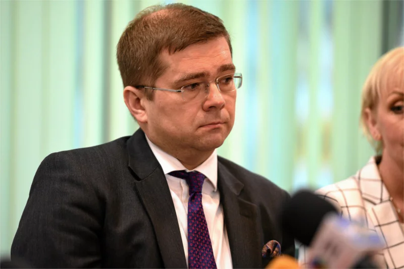 Wiceminister Paweł Chorąży stracił stanowisko w rządzie za swoje poglądy.