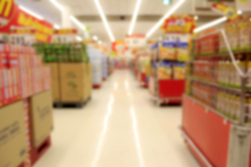 Aby wejść na półkę z towarem dostawca musi zapłacić łapówkę - jej koszt jest oczywiście wliczony w końcowa cenę produktu. Za co jeszcze płaca polscy klienci?