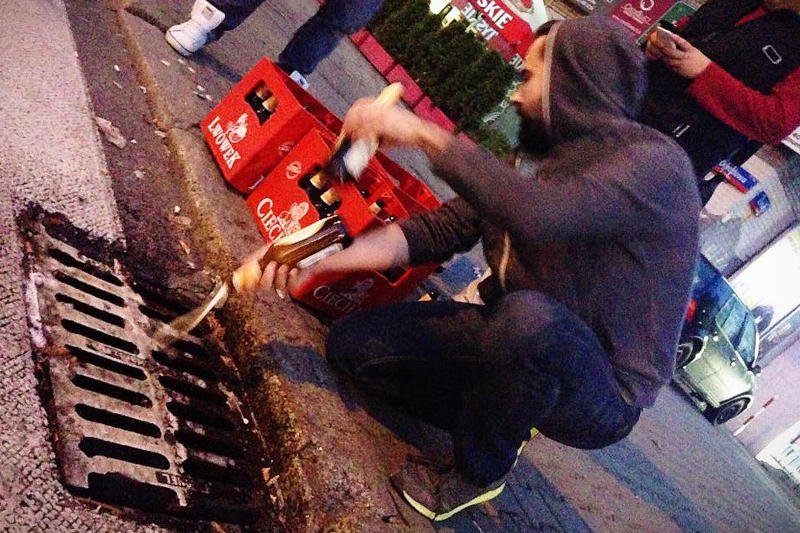 Wylał sześć skrzynek piwa Ciechan. Tytus Hołdys: "Mogłem to wciskać ludziom i na nich żerować albo się tego pozbyć"