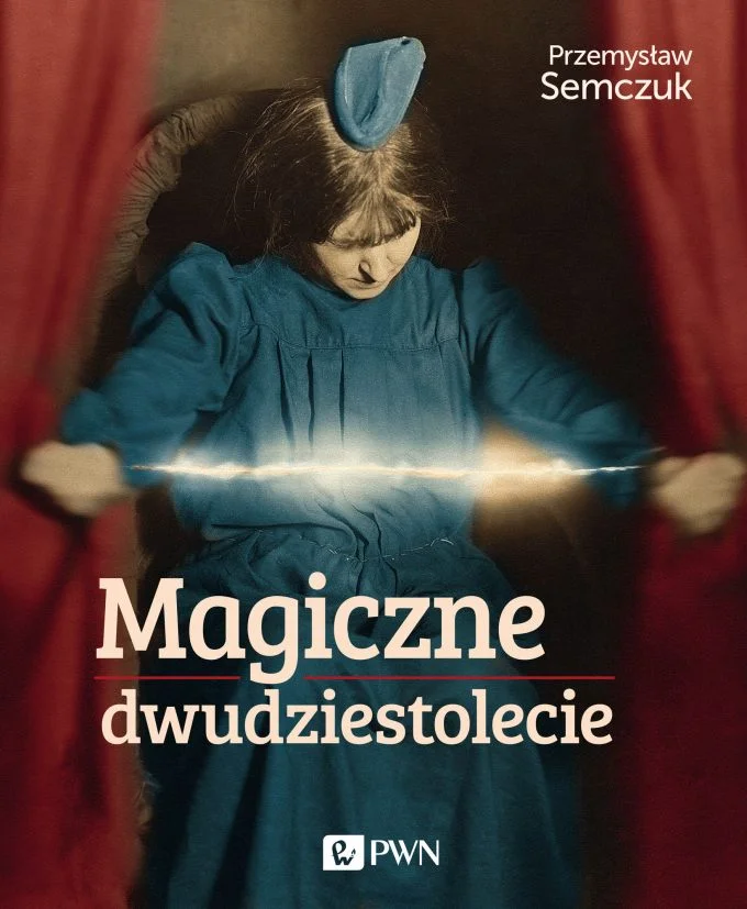 Okładka książki „Magiczne dwudziestolecie”, reportażu historycznego autorstwa Przemysława Semczuka opisującego modę na spirytyzm w II RP.