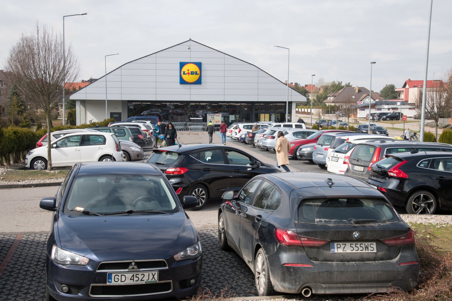 Duże zmiany na parkingach przed Lidlem. Sieć wprowadza je w całej Polsce.