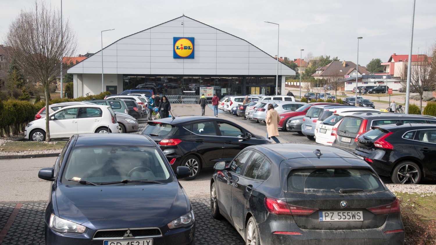Duże zmiany na parkingach przed Lidlem. Sieć wprowadza je w całej Polsce.