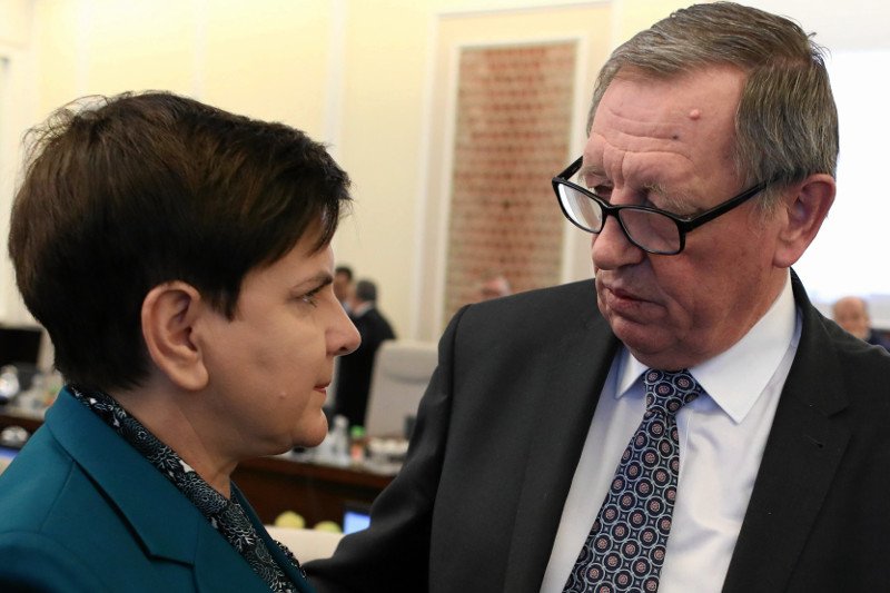 Nie wiadomo do końca, czy miał to być żart, ale wymiana zdań Beaty Szydło z ministrem Szyszką pokazuje niepewność co do przyszłości pani premier.