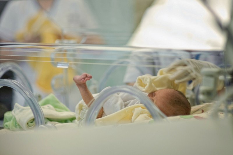 Dramatyczny wypadek na porodówce. Noworodek spadł ze stolika