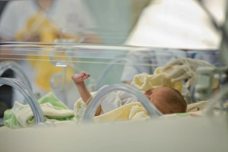 Dramatyczny wypadek na porodówce. Noworodek spadł ze stolika