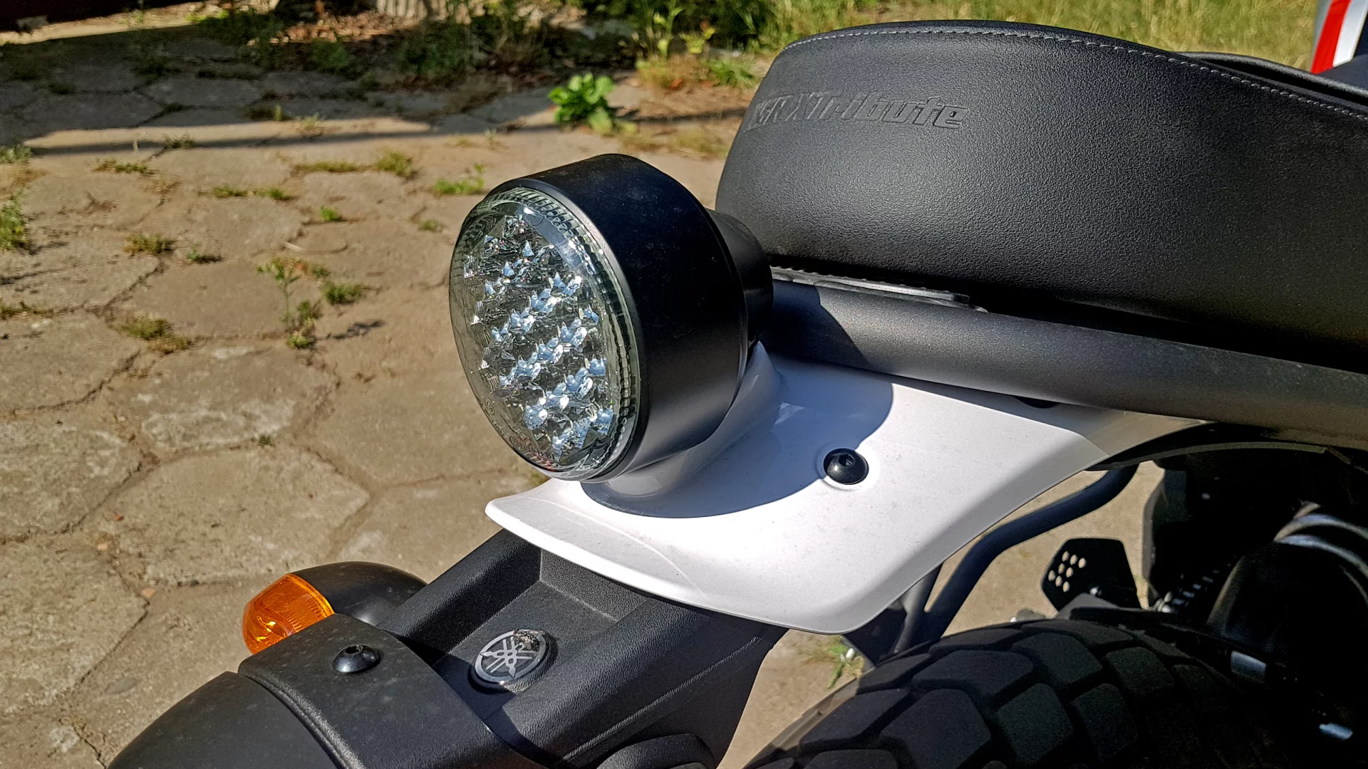 Tylna lampa kształtem odwołuje się do klasyki, ale pod kloszem jest nowoczesna technika LED.