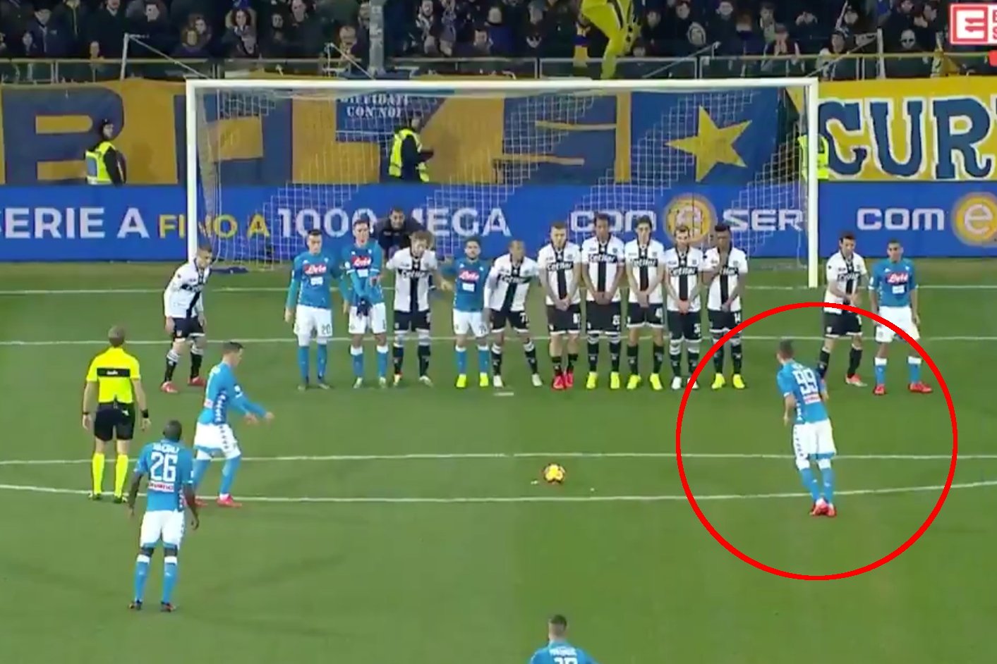 Arkadiusz Milik swoim rozegraniem rzutu wolnego oszukał wszystkich.