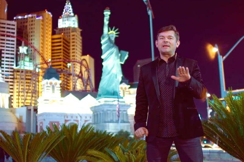 Zenon Martyniuk w teledysku "Prawdziwa miłość to Ty".