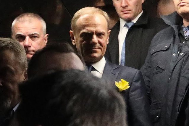 Donald Tusk ponownie zjawi się w Polsce na wezwanie prokuratury. Poprzednio (na zdjęciu) towarzyszyły grupy zwolenników, media i współpracownicy.