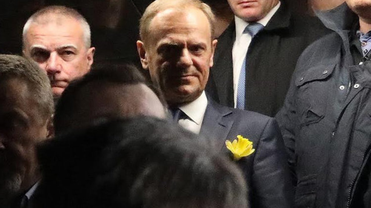 Donald Tusk ponownie zjawi się w Polsce na wezwanie prokuratury. Poprzednio (na zdjęciu) towarzyszyły grupy zwolenników, media i współpracownicy.