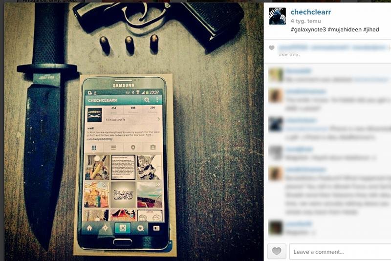 Karabin i smartfon na profilu chechclearr na Instagramie