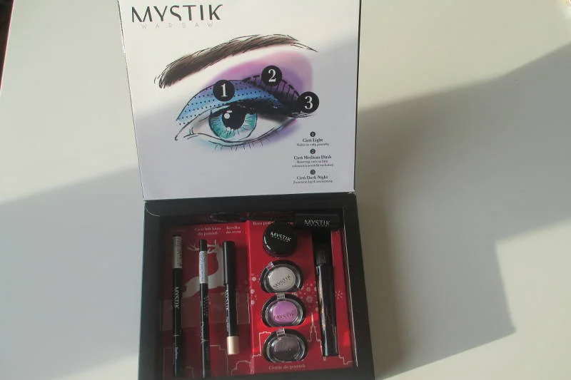 Zestaw do makijażu oczu Mystik Warsaw, wraz z "instrukcją obsługi" kosmetyków, krok po kroku