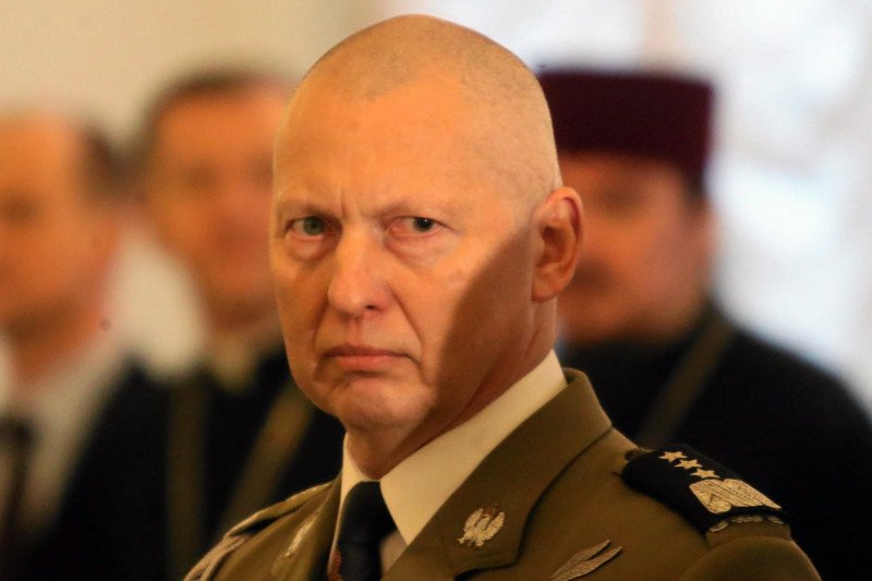 Generał Różański nie czuje się wojskowym PO