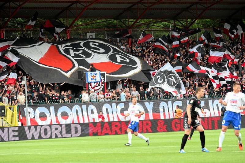 Zawodnik Ostrovii sprowokował kibiców Polonii Warszawa pokazując im znak "elki"