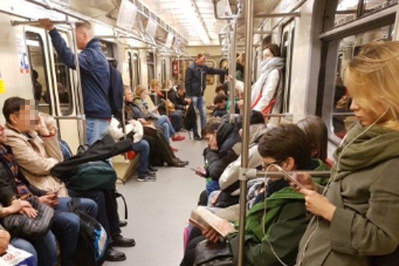 Warszawskie metro. Czy to naprawdę takie dziwne, że ludzie czytają w nim książki?