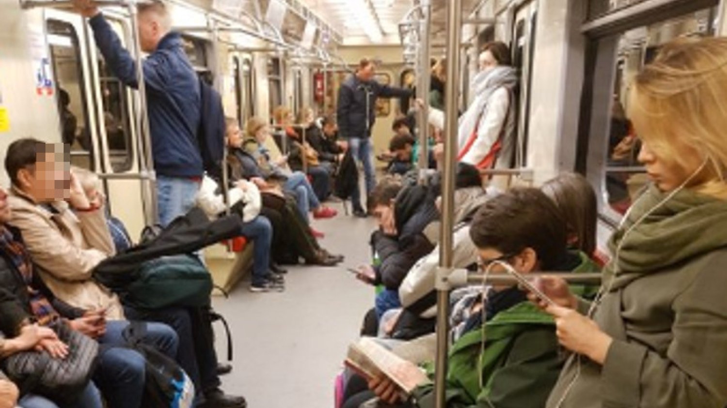 Warszawskie metro. Czy to naprawdę takie dziwne, że ludzie czytają w nim książki?