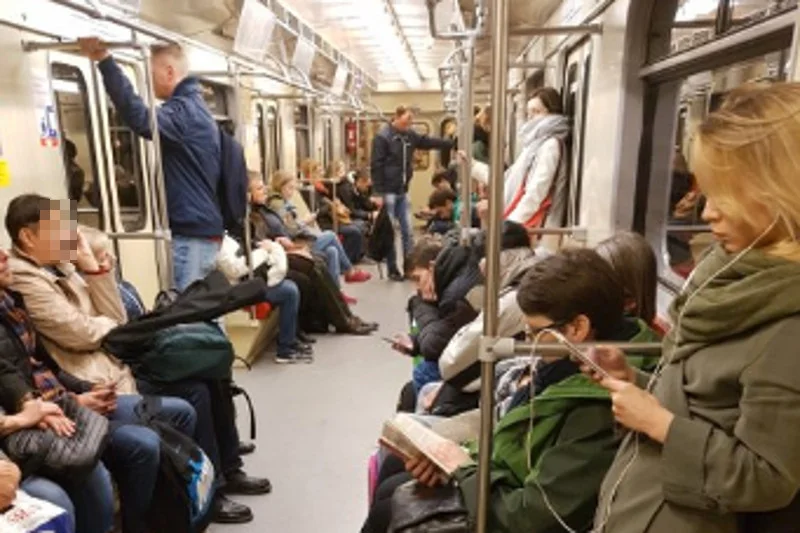 Warszawskie metro. Czy to naprawdę takie dziwne, że ludzie czytają w nim książki?