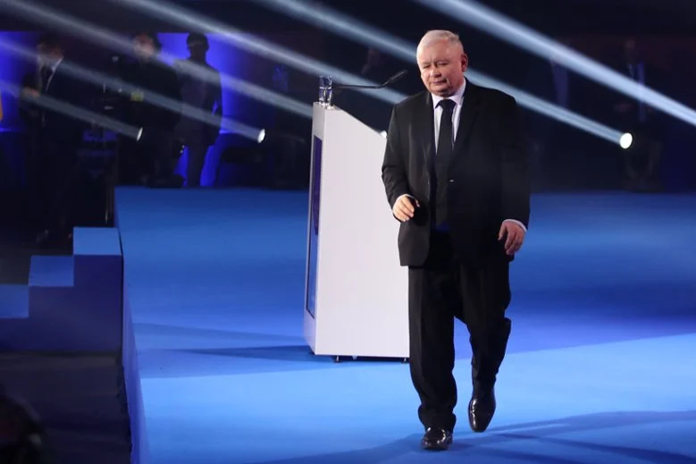 PiS wyraźnie wygrywa według najnowszego sondażu przeprowadzonego przez CBOS.