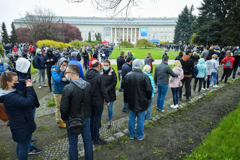 Wrocław. Kolejka do mobilnego punktu szczepień przed Urzędem Wojewódzkim.