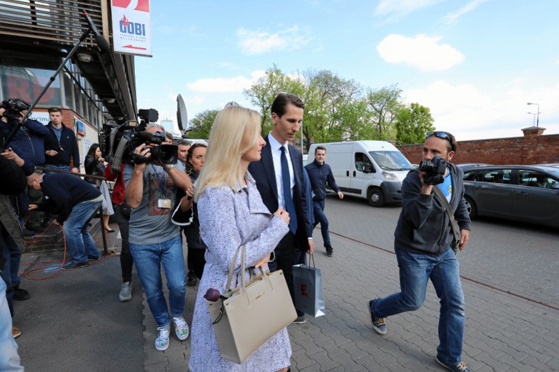 Kandydat na prezydenta Gdańska Kacper Płażynski z Natalią Nitek przed siedzibą PiS na Nowogrodzkiej w Warszawie - w kwietniu nie byli jeszcze małżeństwem