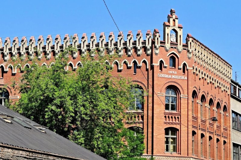 Gimnazjum nr 2 im. Adama Mickiewicza w Krakowie. Uczennicą była m.in. Kinga Duda.