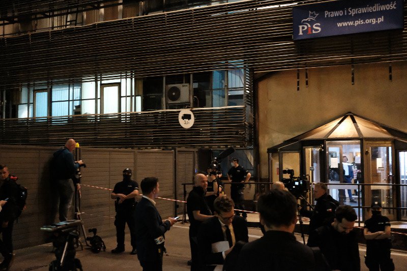 Ponad 3 godziny trwało spotkanie prezydium PiS w związku z kryzysem w koalicji.