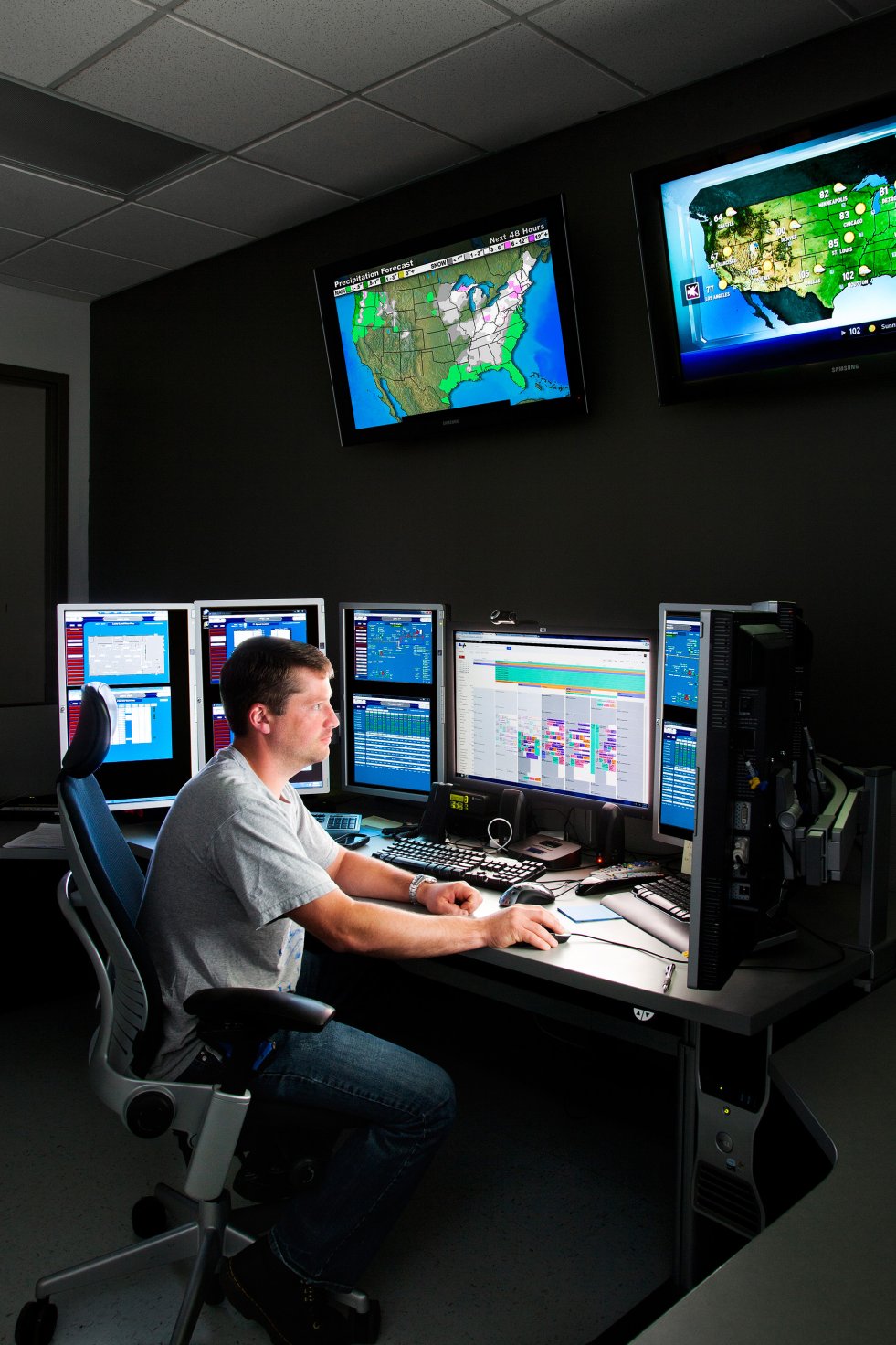 Justin Hobbs, operator centrum przechowywania danych. 
Pracuje w centrum dowodzenia w kompleksie w Mayes County w stanie Oklahoma. Stacja kontrolna monitorująca budynek i wszystko, co związane z prądem. Takie stacje zarządzają również naprawami.