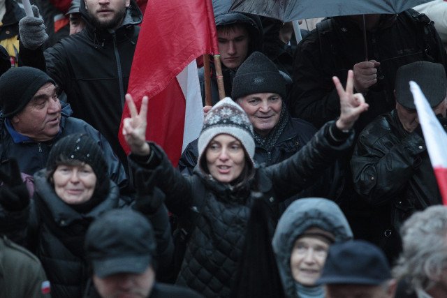 Niektórzy nie mogą uwierzyć w wysokie poparcie dla PiS kilka miesięcy po wyborach
