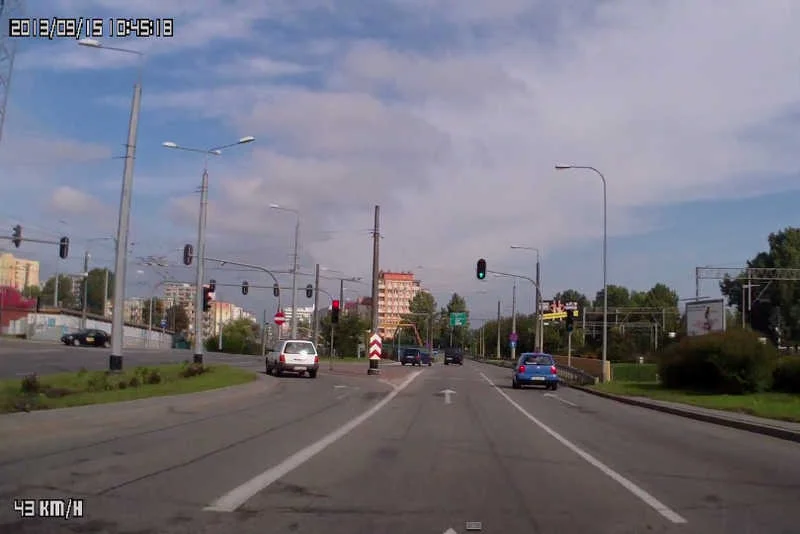 Nagrania z kamerek zamontowanych w samochodach coraz częściej trafiają na policję.