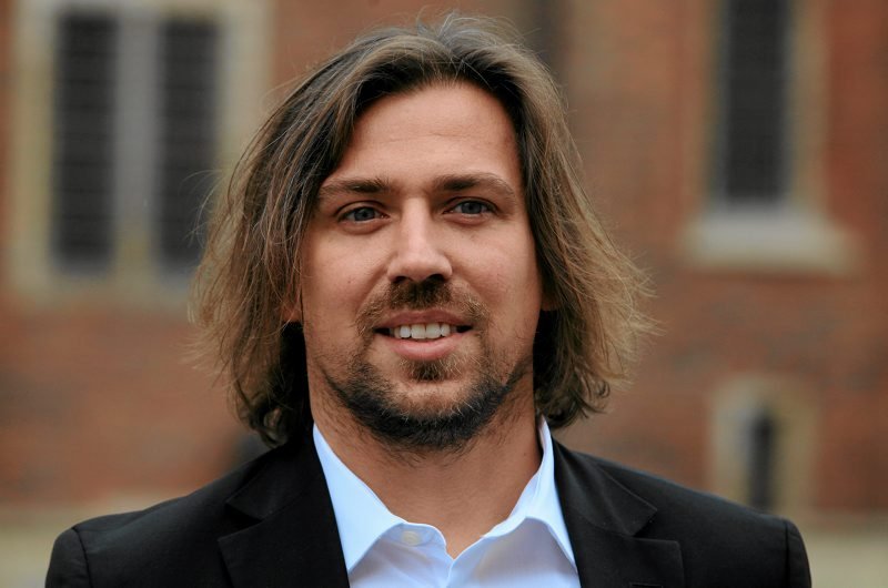 Dawniej agent, teraz poseł.