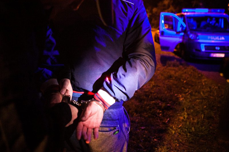 Policja zatrzymała 85-letniego sprawcę dewastacji kawiarni Brunet Kafe w Warszawie. Zdjęcie stanowi jedynie ilustrację do tekstu.