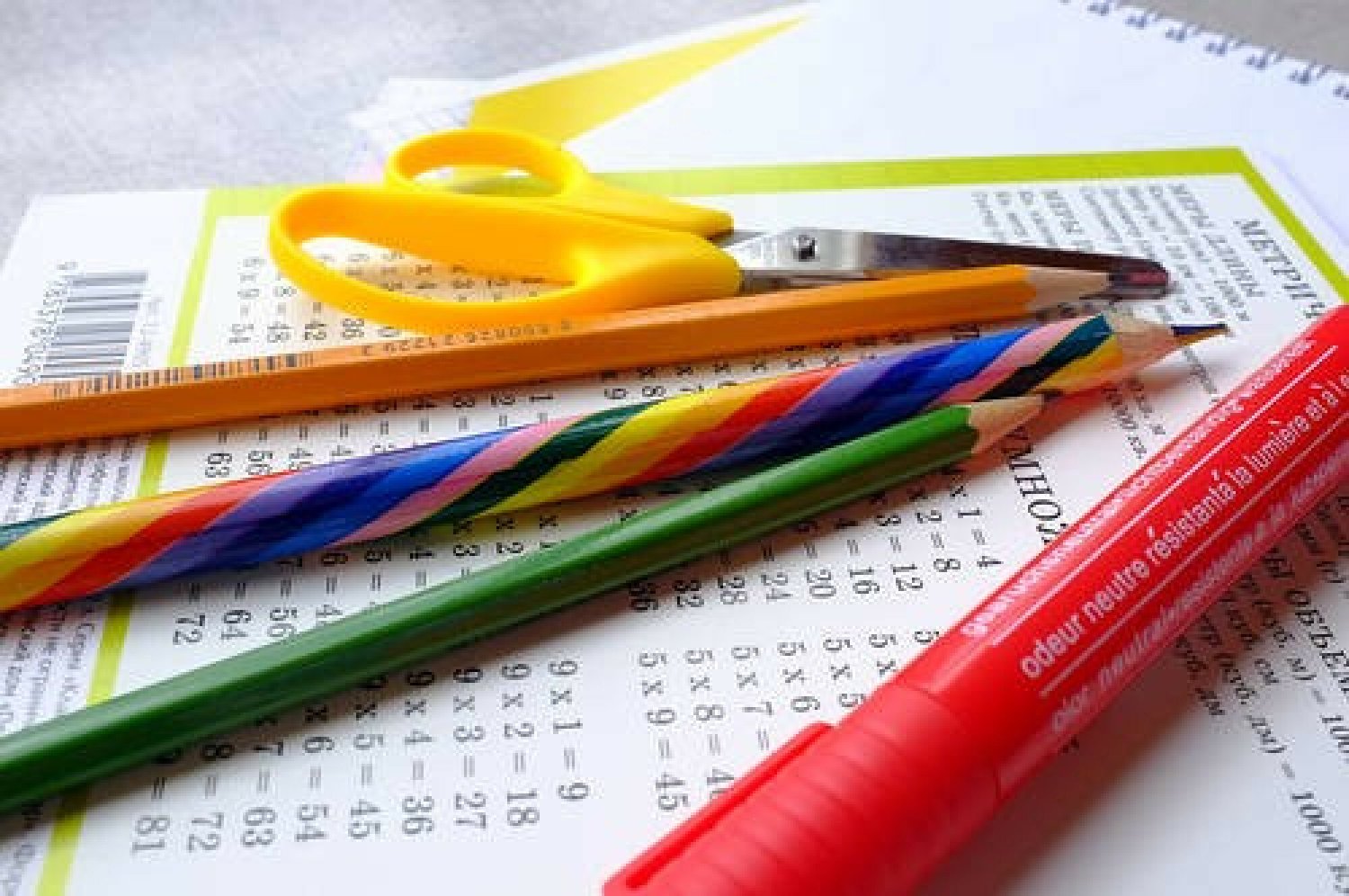 Podpowiadamy, jak należy segregować odpady w postaci artykułów szkolnych i biurowych.