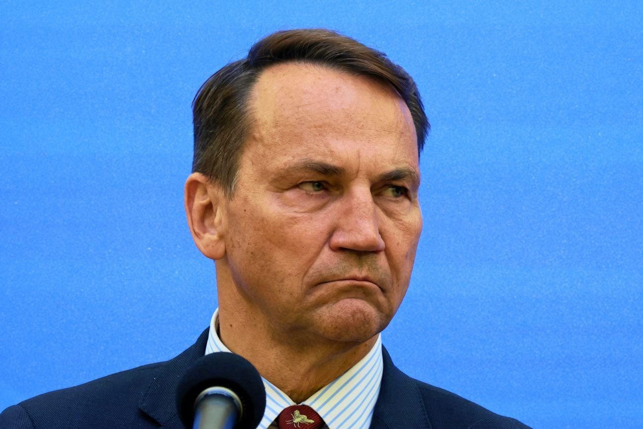 Sikorski stracił cierpliwość do ludzi prezydenta. "Nieprofesjonalne i szkodliwe"