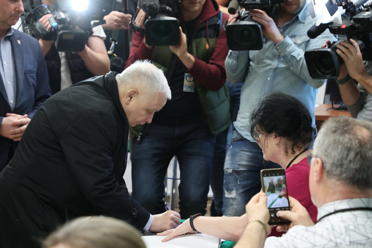 Jarosław Kaczyński głosował w Warszawie. Sieć obiegły zdjęcia polityków przy urnach.