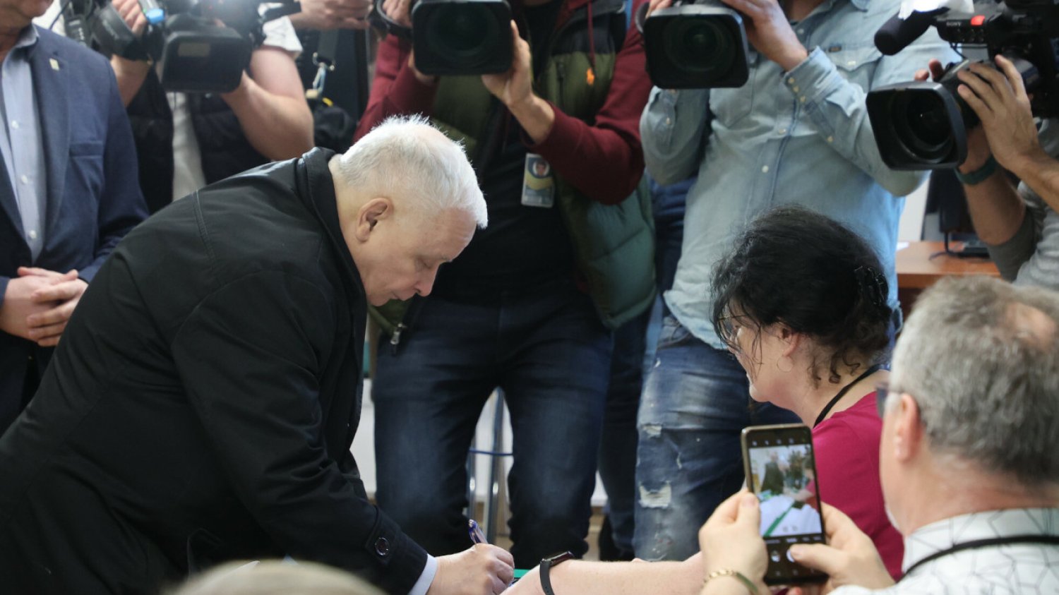 Jarosław Kaczyński głosował w Warszawie. Sieć obiegły zdjęcia polityków przy urnach.