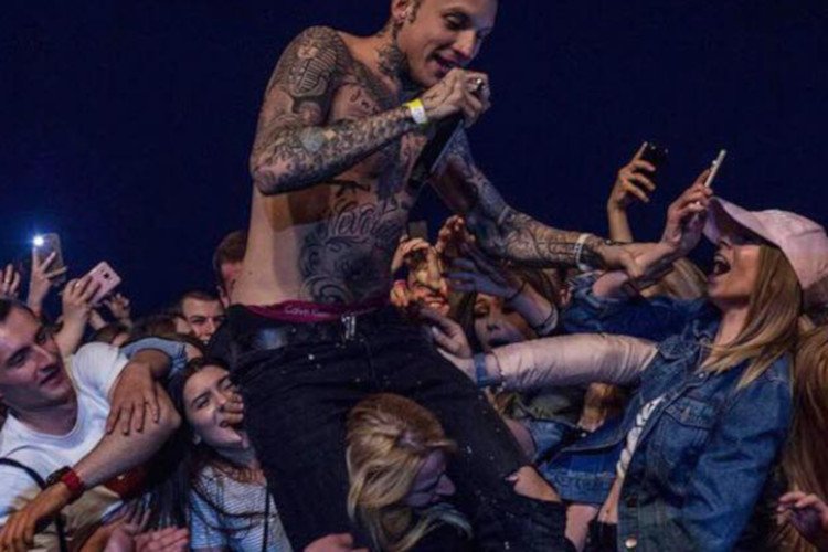 Koncert nie skończył się dobrze dla jego fanki