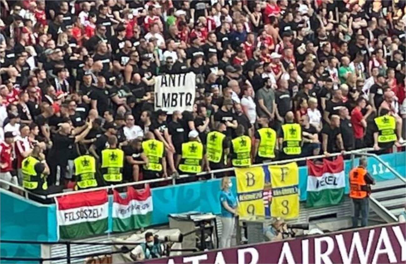 Homofobiczny napis na trybunach na Węgrzech.
