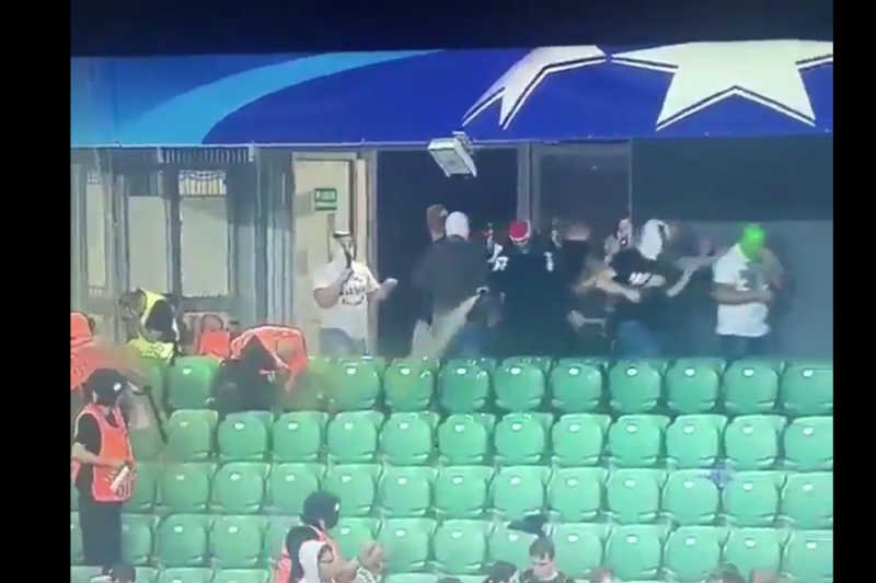 Kibole Legii Warszawa próbowali zaatakować kibiców Borussi Dortmund.