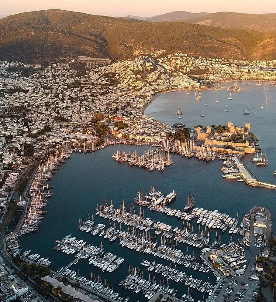 Port w Bodrum i widok na Zamek św. Piotra.