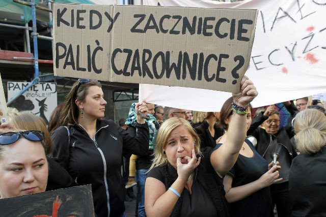 Była pracownica kuratorium uważa, oskarżanie nauczycielek o czarny strój w dniu protestu kobiet jest kuriozalne.