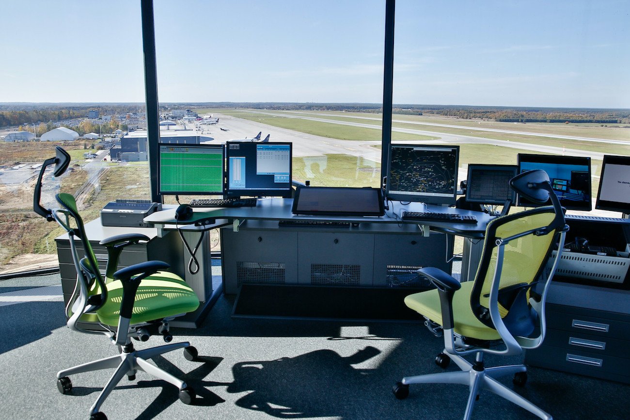 Wieża kontroli lotów w Katowicach. Zdjęcie ilustracyjne. Wieża kontroli lotów w Katowicach. Zdjęcie ilustracyjne.