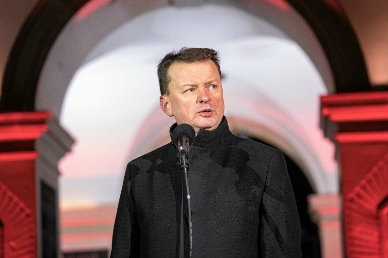 Czy Mariusz Błaszczak bezprawnie zabrał zarząd nad placem Piłsudskiego władzom miasta? Warszawski Ratusz złożył w tej sprawie zawiadomienie do prokuratury.