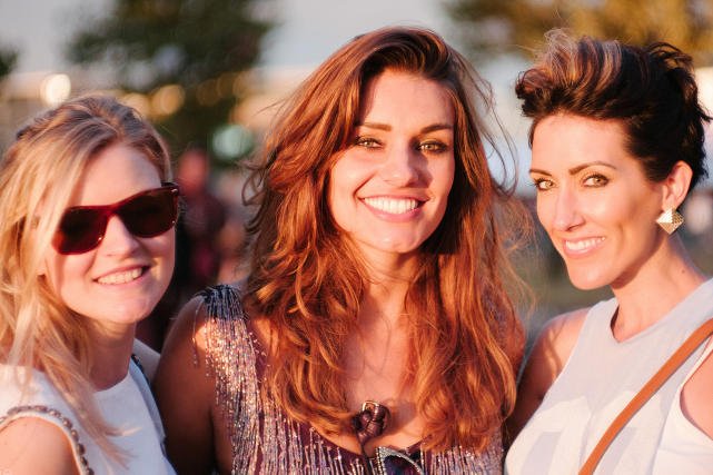 Włosy latem zasługują, podobnie, jak ty sama - na więcej luzu