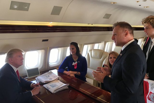 Trump potrzebował poparcia i naobiecywał Polonii. Ciekawe, czy dotrzyma słowa.