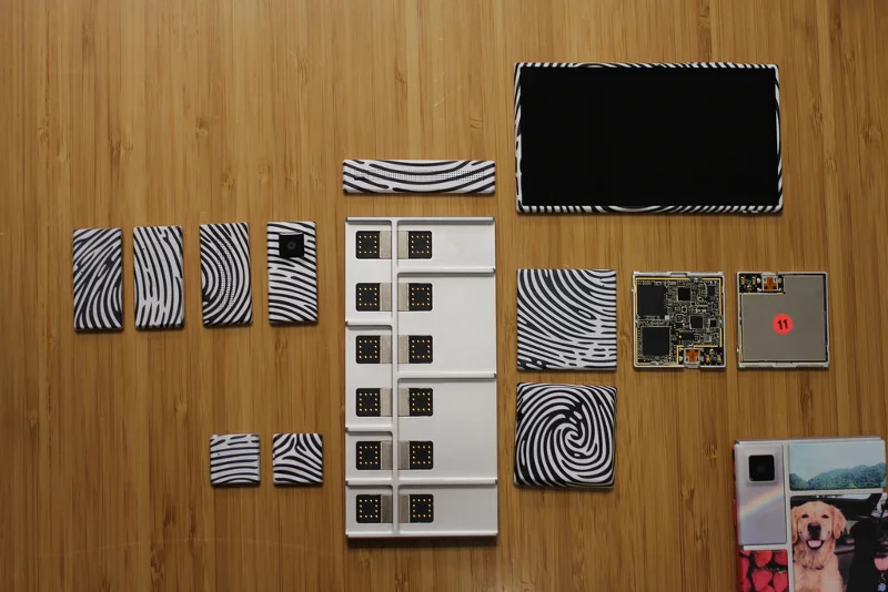 Project Ara to przedsięwzięcie mające na celu zaprojektowanie i wypuszczenie na rynek komercyjny modułowego smartfonu