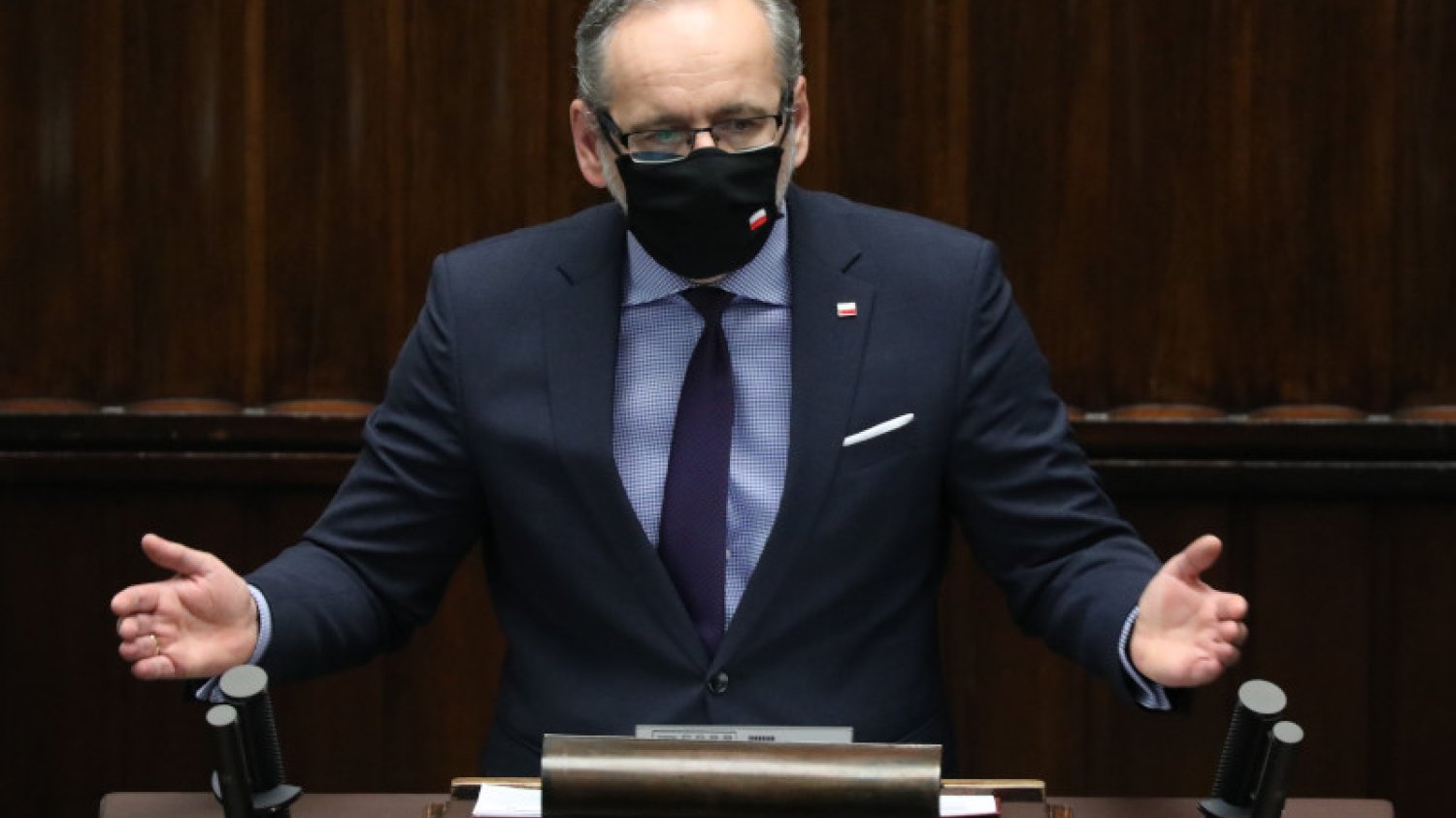 W 2020 roku w Polsce zmarło ponad 480 tys. osób, w tym ponad 28,5 tys. z powodu lub przy udziale COVID-19.