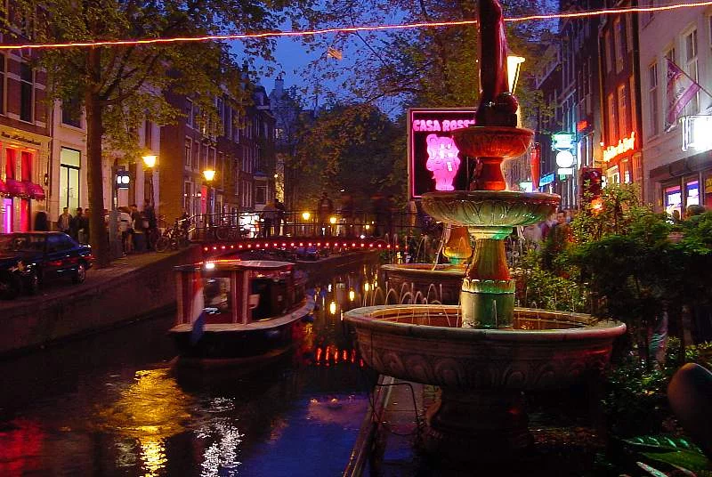 De Wallen – największa i najbardziej znana dzielnica czerwonych latarni Amsterdamu.