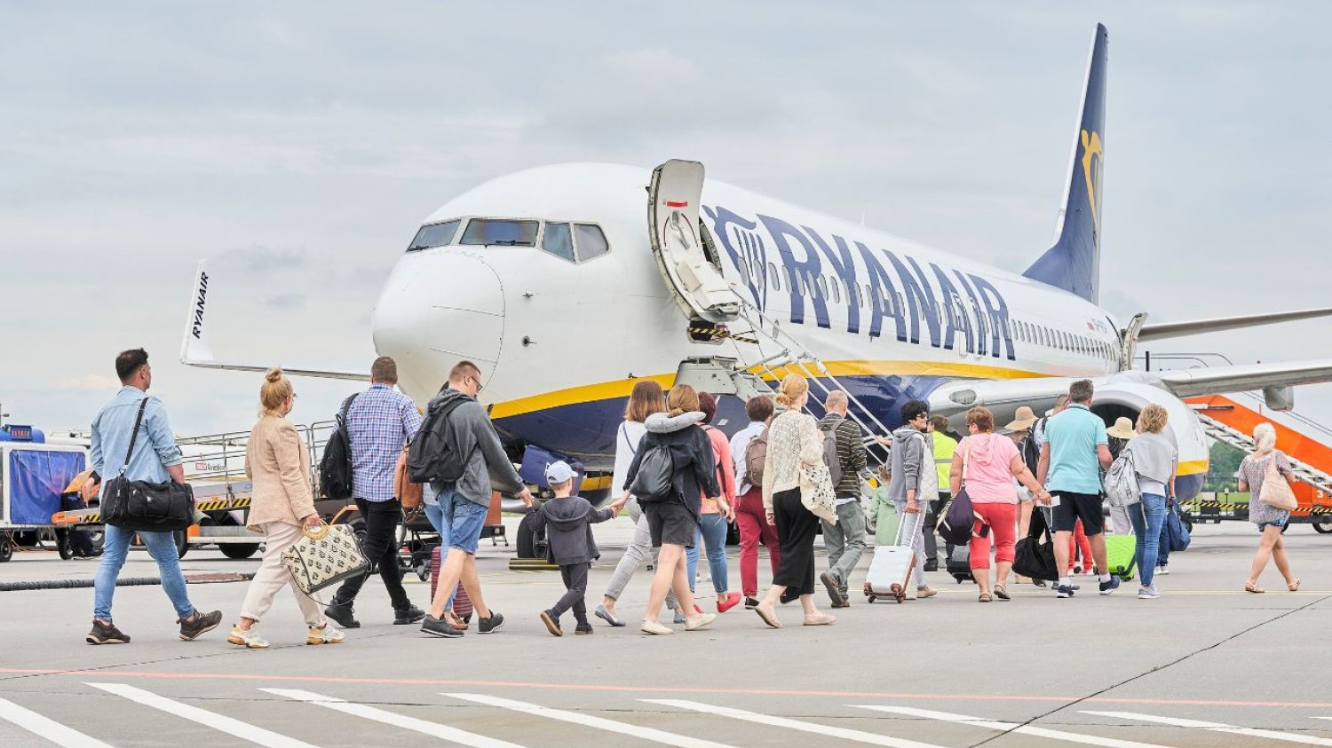Ryanair nie wpuścił pasażerki do samolotu Ryanair nie wpuścił pasażerki na pokład. Teraz tłumaczy, że nie chodziło tylko o wymiar bagażu podręcznego